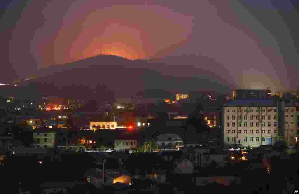 Bursts of explosions are seen on November 5, 2020 during fighting between Armenian-Karabakhi and Azerbaijani forces near Shushi (Shusha), a strategic hilltop town about a half-hour&#39;s drive from Karabakh&#39;s main town, Stepanakert (Khankendi).&nbsp;